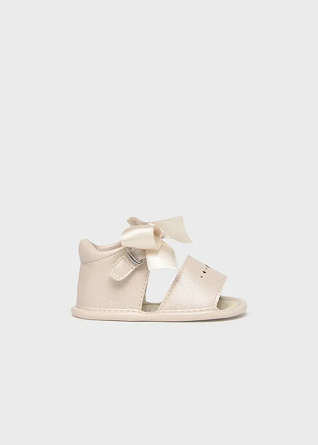 Sandalias para recién nacida