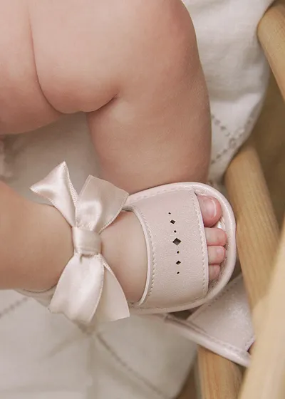Sandalias para recién nacida