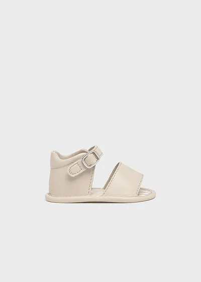 Sandalias para recién nacida