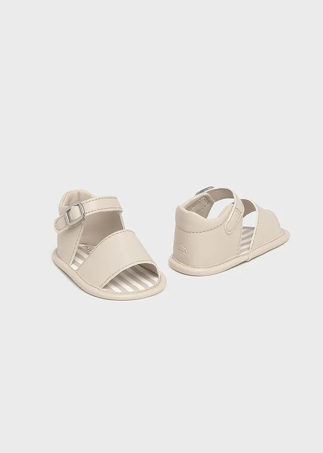 Sandalias para recién nacida